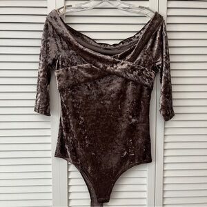 Ark n c. Arc NC crushed Velvet cold shoulder body suit 3/4 sleeve Size L, mauve.